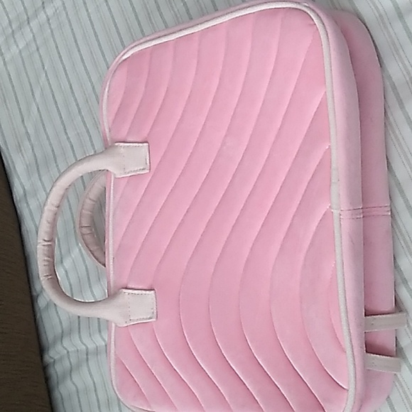 Nwot Benefit pink velour toiletries case - Picture 5 of 6